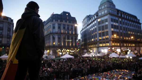 Люди несут цветы на площадь в центре Брюсселя в знак скорби по жертвам терактов. - Sputnik Грузия