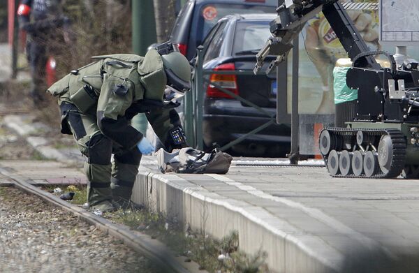 Саперы досматривают подозрительный предмет на улицах Брюсселя после терактов - Sputnik Грузия