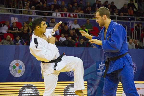 Соревнование в Тбилиси продолжалось три дня.  На фото - Мартин Пачек (Швеция, в синем кимоно) в финальном поединке против Джавада Махджуба из Ирана завоевывает золото в категори -100 кг. - Sputnik Грузия