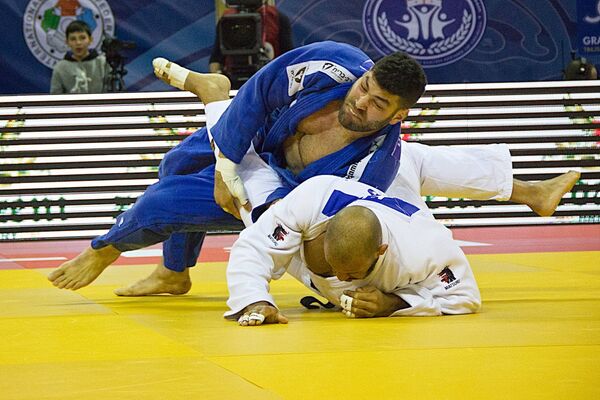 Одна из финальных схваток, в которой борец Ор Сассон из Израиля (в синем кимоно) завоевал золото в категории 100+ кг. На фото - Ор Сассон одерживает победу над Роем Мейером из Голландии. - Sputnik Грузия