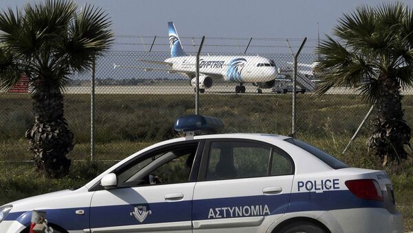 Захваченный самолет в аэропорту Ларнака на Кипре - Sputnik Грузия