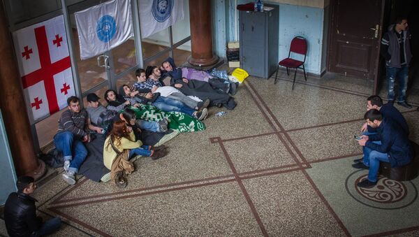 Студенты провели голодовку прямо в здании ТГУ. Кадры акции - Sputnik Грузия