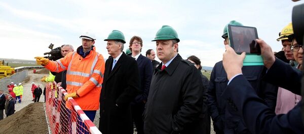 Георгий Квирикашвили и Филип Хаммонд на строительных работах Южно-Кавказского газопровода - Sputnik Грузия