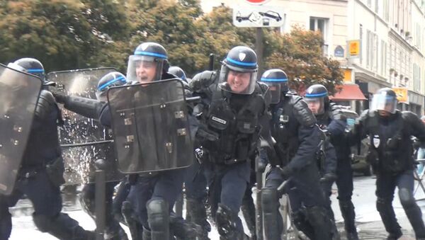 Парижане облили полицейских краской на акции против трудовых реформ - Sputnik Грузия