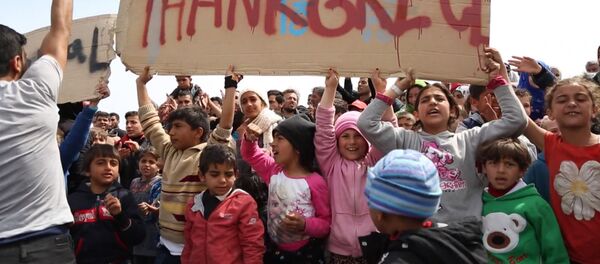 Беженцы вышли с плакатами на митинг в Хиосе против их выдачи Турции Беженцы вышли с плакатами на митинг в Хиосе против их выдачи Турции - Sputnik Грузия