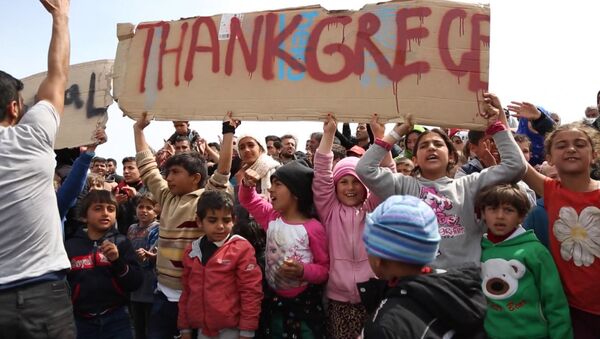 Беженцы вышли с плакатами на митинг в Хиосе против их выдачи Турции - Sputnik Грузия