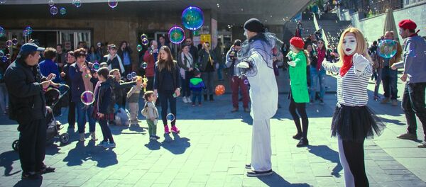 Жители Тбилиси дарили всем весеннее настроение, надувая мыльные пузыри, грузинская версия - Sputnik Грузия