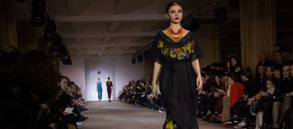 На Тбилисской Неделе моды гостям была представлена коллекция дизайнерского дома Blue Flax из Днепропетровска - Sputnik Грузия