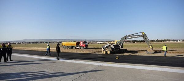 Ремонт взлетно-посадочной полосы в Тбилисском аэропорту Ремонт взлетно-посадочной полосы в Тбилисском аэропорту - Sputnik Грузия