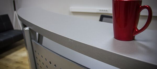 წითელი ფერის ჭიქა წითელი ფერის ჭიქა - Sputnik საქართველო