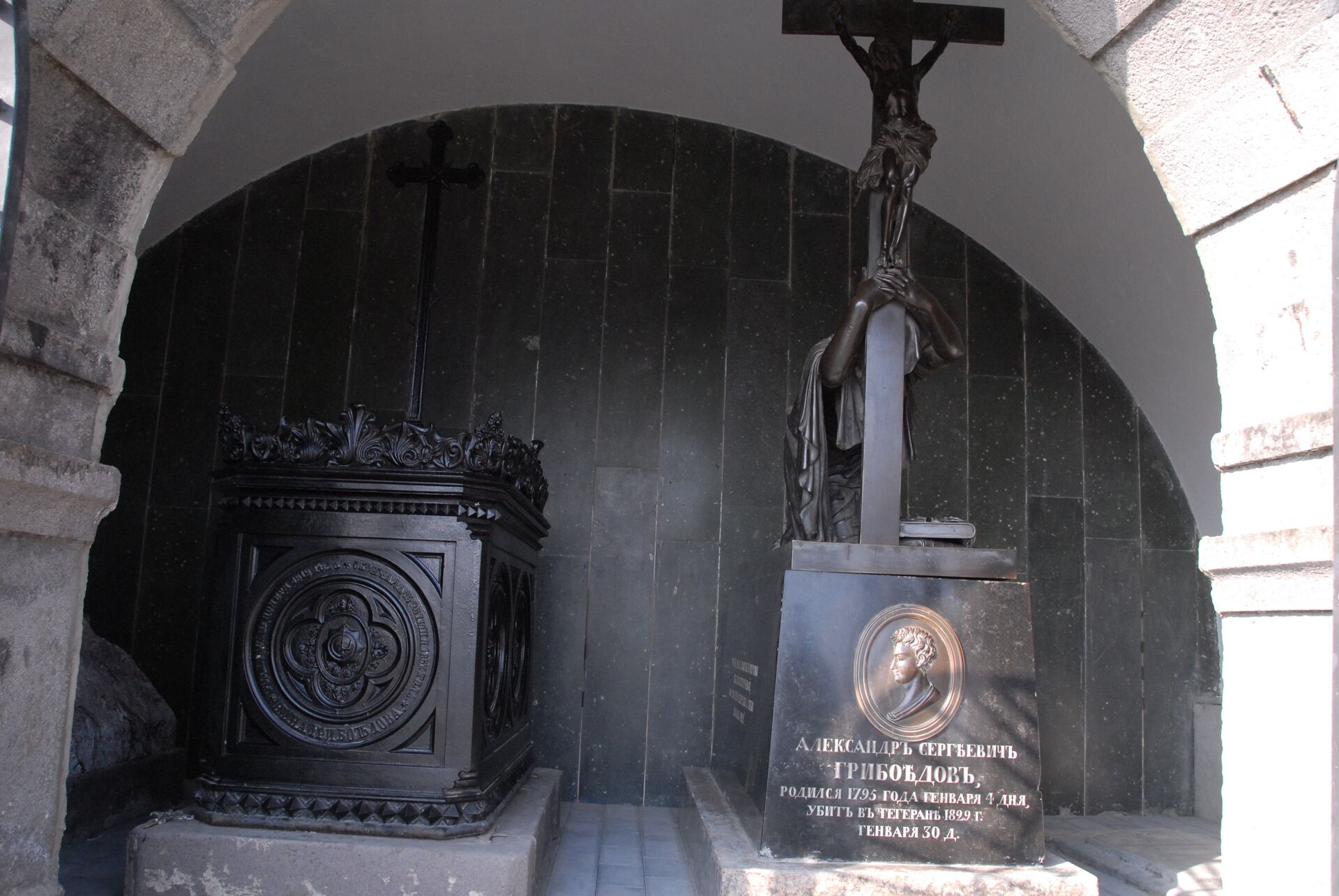 Могила Александра Грибоедова на горе святого Давида, рядом покоится его жена княжна Нино Чавчавадзе - Sputnik Грузия, 1920, 25.07.2023