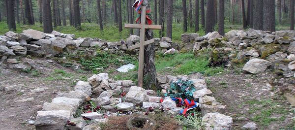 Игорь Гусев собрал то, что разбросали вандалы во время погрома на кладбище Игорь Гусев собрал то, что разбросали вандалы во время погрома на кладбище - Sputnik Грузия