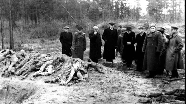 Саласпилсское гарнизонное кладбище. Члены Чрезвычайной Государственной комиссии у вскрытой могилы (фото 1944 г.) Саласпилсское гарнизонное кладбище. Члены Чрезвычайной Государственной комиссии у вскрытой могилы (фото 1944 г.) - Sputnik Грузия