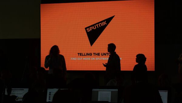 Экран с логотипом и девизом информационного агентства Sputnik - Sputnik Грузия