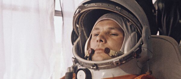 Юрий Гагарин  едут в автобусе настартовую площадку космодрома Байконур - Sputnik Грузия