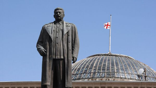 Памятник Иосифу Сталину на центральной площади города Гори. - Sputnik Грузия