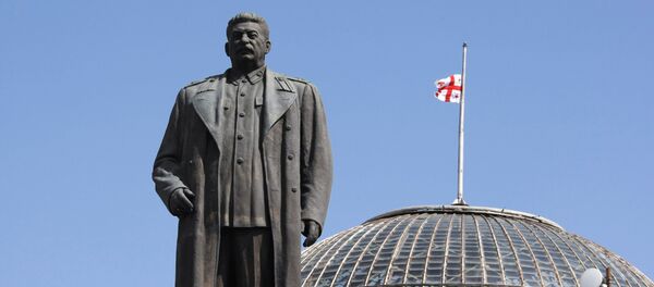 Памятник Иосифу Сталину на центральной площади города Гори. - Sputnik Грузия