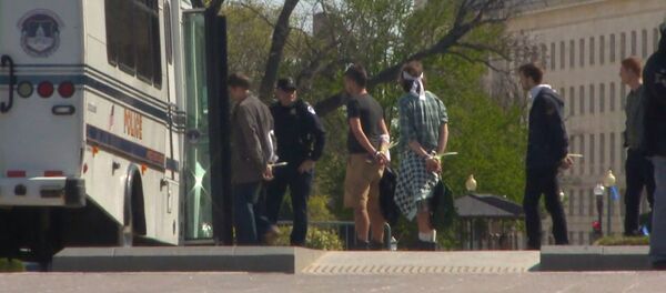 Полицейские задержали протестующих у Капитолия и отвели их к автозакам - Sputnik Грузия