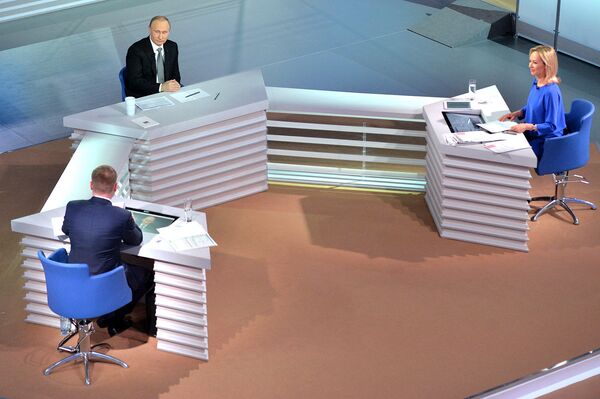 Владимир Путин в прямом эфире отвечает на вопросы россиян - Sputnik Грузия