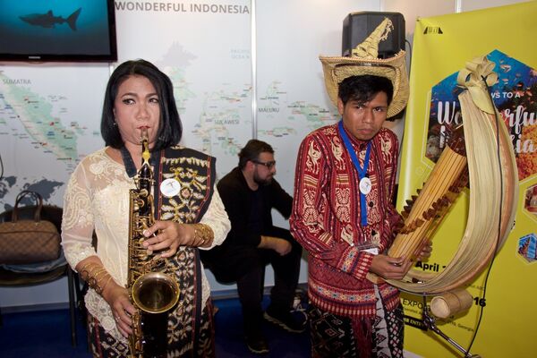 Музыканты из Малайзии выступают на выставке в Тбилиси. - Sputnik Грузия
