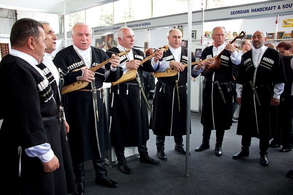Хоровое исполнение народных грузинских песен на туристической выставке в Тбилиси. - Sputnik Грузия