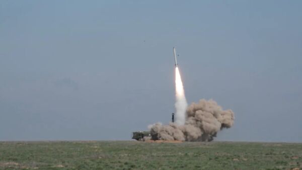 Запуск ракеты комплексом Искандер-М и воронка на месте поражения цели - Sputnik Грузия