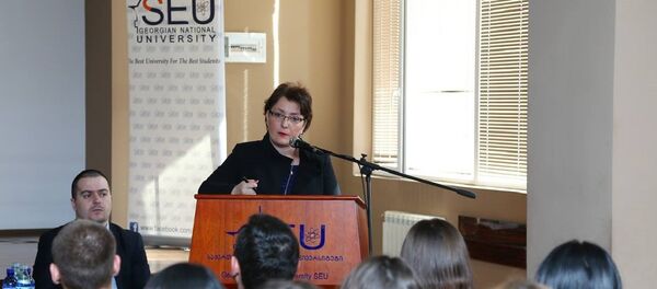 Министр обороны Грузии Тинатин Хидашели на встрече со студентами - Sputnik Грузия