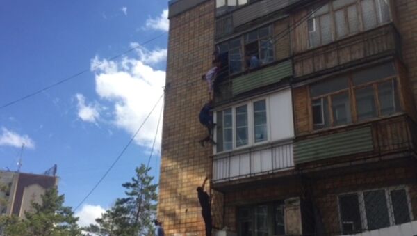 Спасатели сняли с балкона подозреваемого в кражах. Кадры спецоперации - Sputnik Грузия