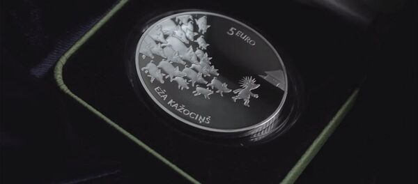 Коллекционная серебряная монета достоинством 5 евро Сказочная монета II. Ежова шубка - Sputnik Грузия