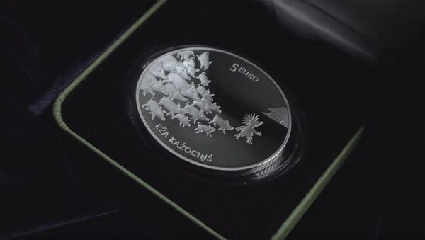 Коллекционная серебряная монета достоинством 5 евро Сказочная монета II. Ежова шубка - Sputnik Грузия