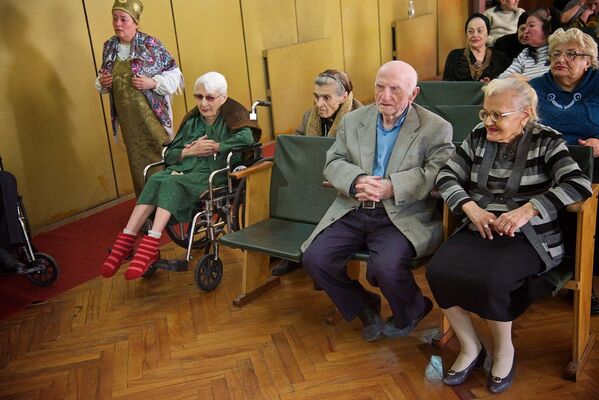 Обитатели Дома престарелых на концерте по случаю дня рождения ветерана. - Sputnik Грузия
