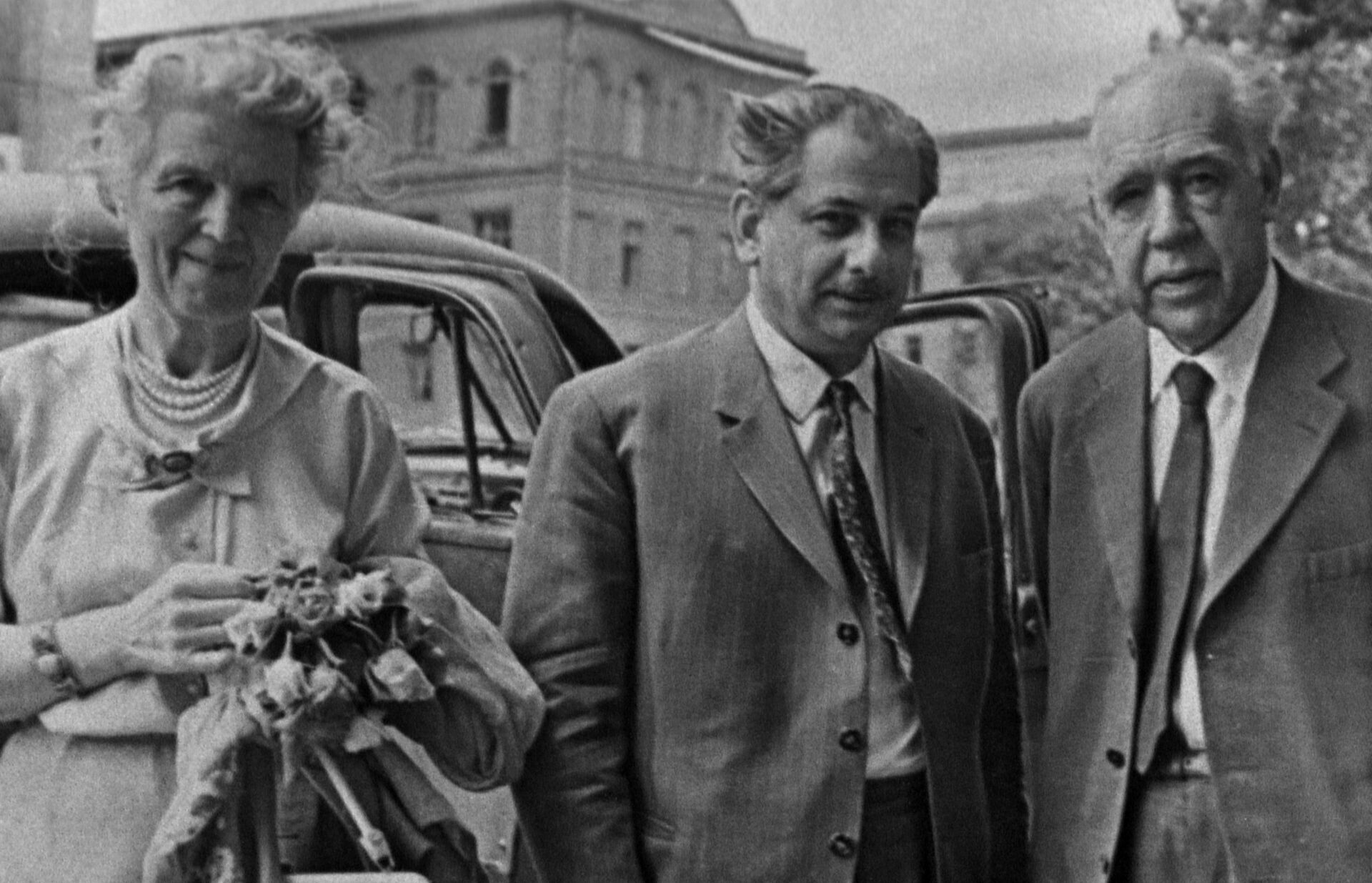 ნილს ბორი მეუღლესთან და აკადემიკოს ელიფთერ ანდრონიკაშვილთან ერთად - Sputnik საქართველო, 1920, 06.04.2022