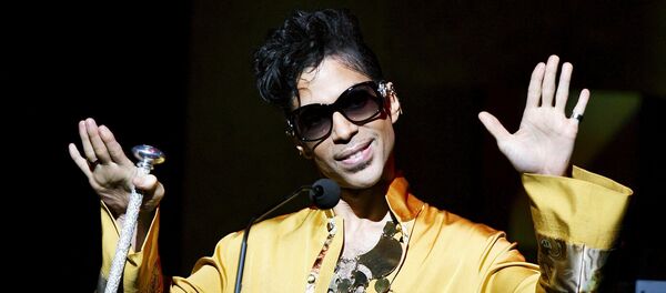 Музыкант Prince во время посещения театра Apollo в Нью-Йорке - Sputnik Грузия