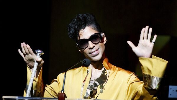 Музыкант Prince во время посещения театра Apollo в Нью-Йорке - Sputnik Грузия