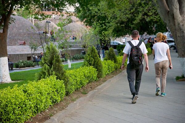 Туристы идут по району Абанотубани - Sputnik Грузия