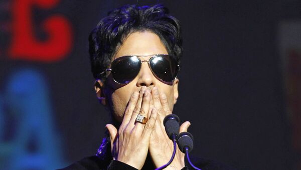 Музыкант Prince во время посещения театра Apollo в Нью-Йорке - Sputnik Грузия