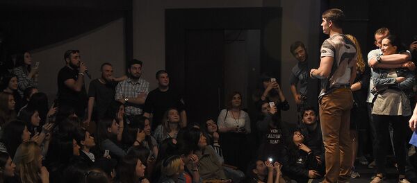 Поклонники Бондаренко встретили своего кумира криками и аплодисментами - Sputnik Грузия