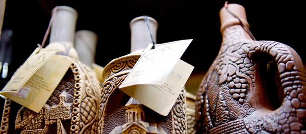 Сувенирные глиняные кувшины с грузинским вином - Sputnik Грузия