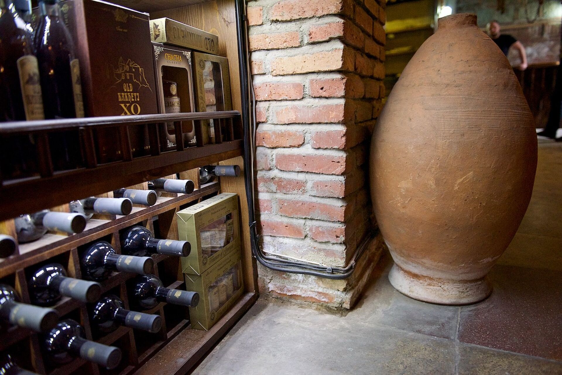Глиняный кувшин для вина - квеври, в одном из винных магазинов - Sputnik Грузия, 1920, 24.05.2022