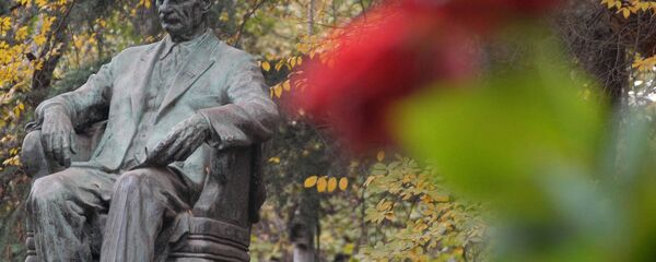 У памятника основателю Тбилисского университета Ивану Джавахишвили - Sputnik Грузия