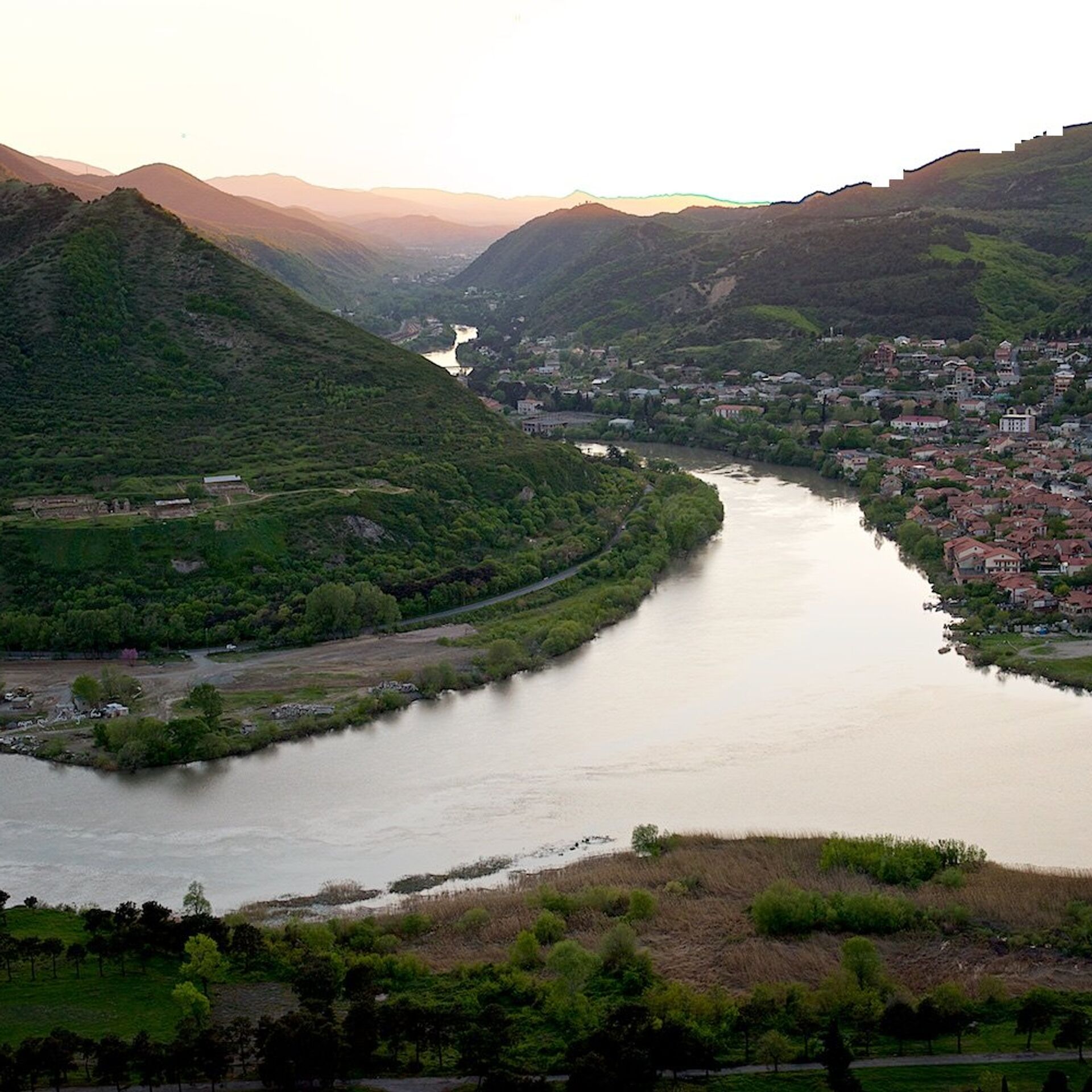 Арагва где. Река Арагви в Грузии. Река Арагва и кура. Мцхета кура и Арагви. Река кура Тбилиси.