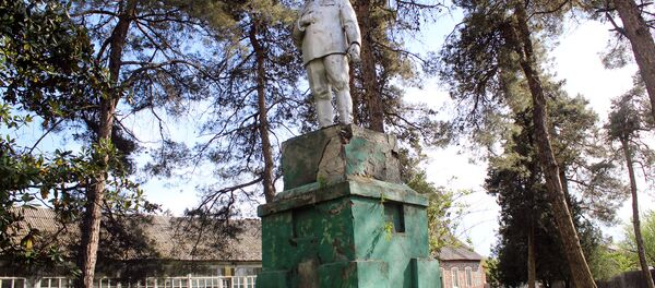 Stalinin Qax rayonunun Əlibəyli kəndindəki heykəli Stalinin Qax rayonunun Əlibəyli kəndindəki heykəli - Sputnik Грузия