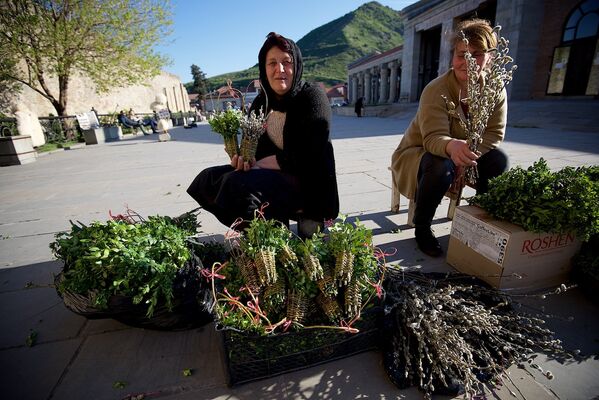 Женщины продают вербу у храма Светицховели во Мцхета. - Sputnik Грузия