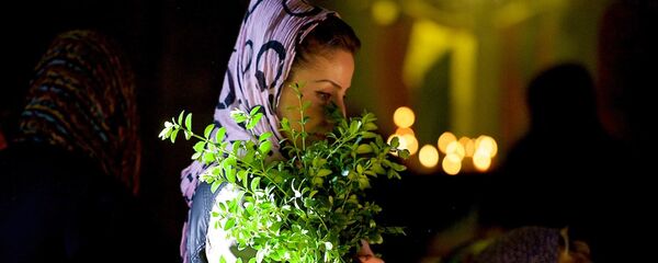 სვეტიცხოველში ბზობის დღესასწაულზე მლოცველები საღმრთო ლიტურგიას ესწრებიან. - Sputnik საქართველო