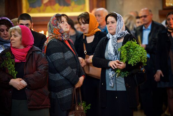 Верующие ждут освящения вербы в храме Светицховели в Вербное воскресенье. - Sputnik Грузия