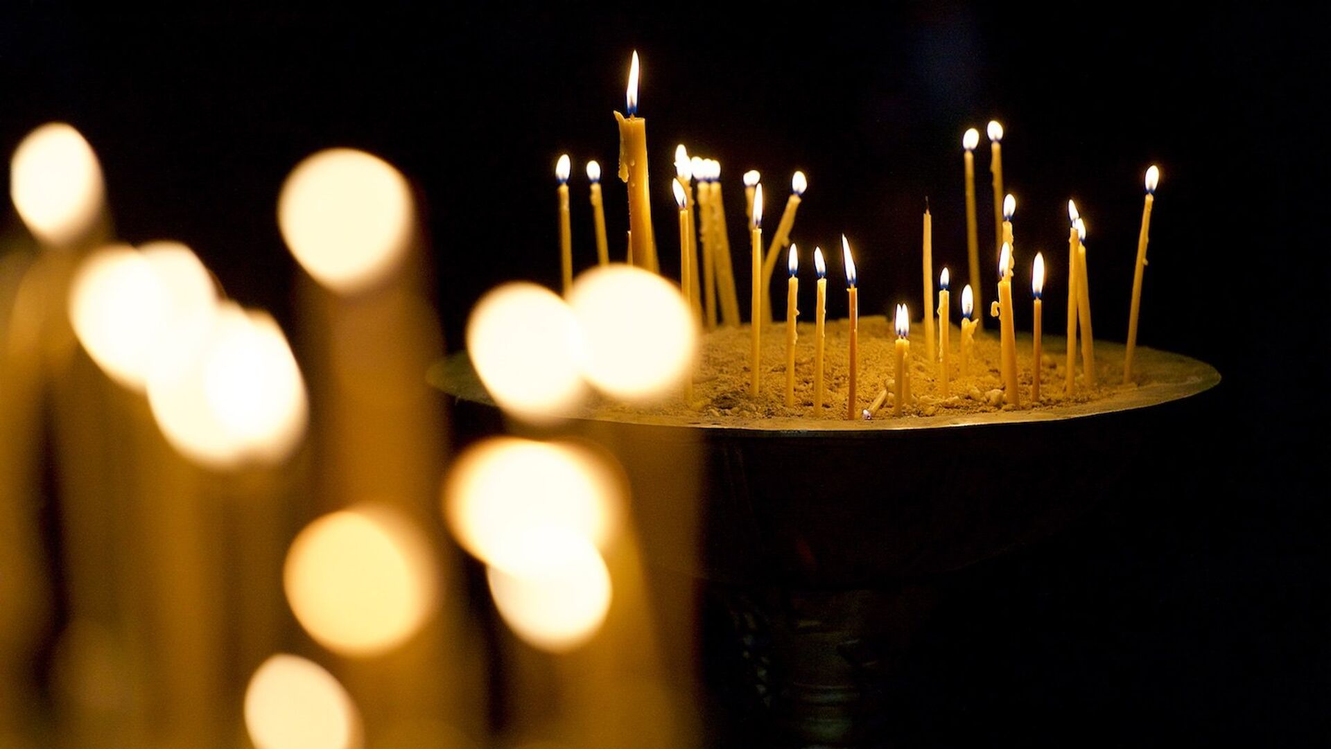 Горящие свечи у икон в кафедральном соборе Светицховели - Sputnik Грузия, 1920, 01.09.2023