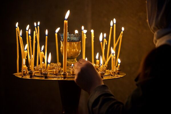 Верующая ставит свечу у иконы в кафедральном соборе Светицховели - Sputnik Грузия