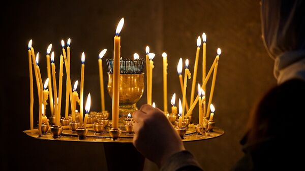 Верующая ставит свечу у иконы в кафедральном соборе Светицховели - Sputnik Грузия