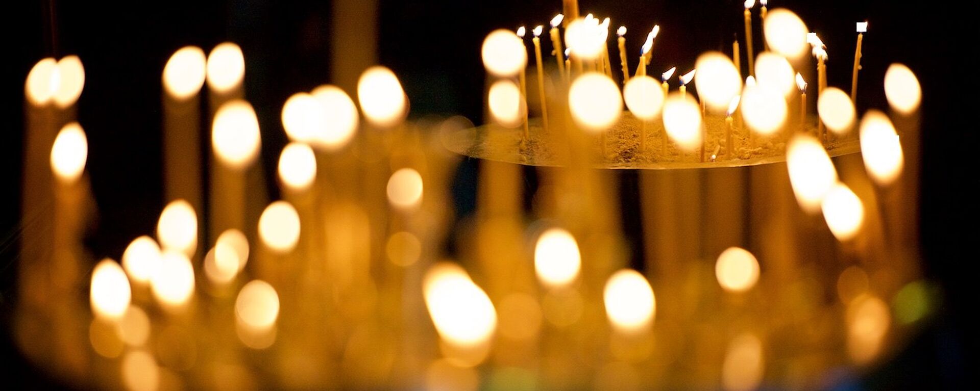  Горящие свечи у икон в кафедральном соборе Светицховели - Sputnik Грузия, 1920, 02.02.2021