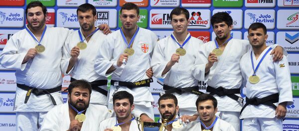 Грузинские спортсмены, завоевавшие золотые медали в мужских командных соревнованиях по дзюдо - Sputnik Грузия
